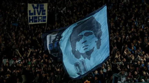 Nápoli saludó a Boca por el campeonato con un fotón de Maradona