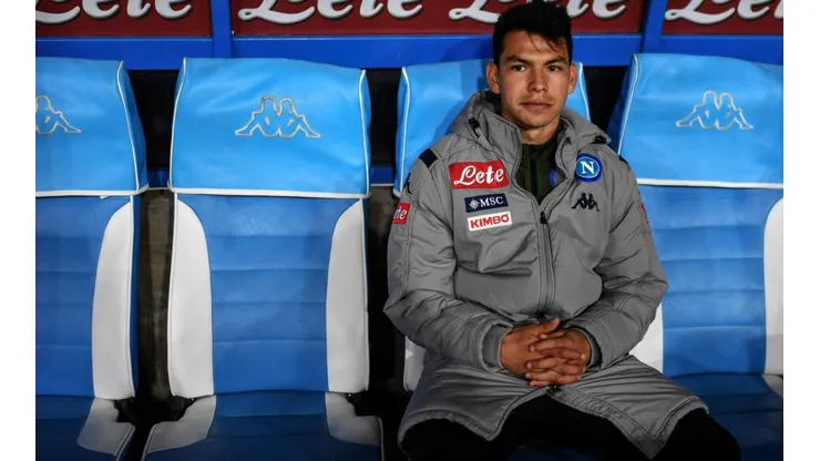 Chucky Lozano sentado en el banquillo.