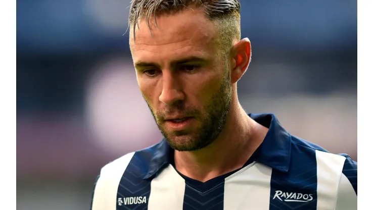 Layún se acercó a dar explicaciones a los aficionados