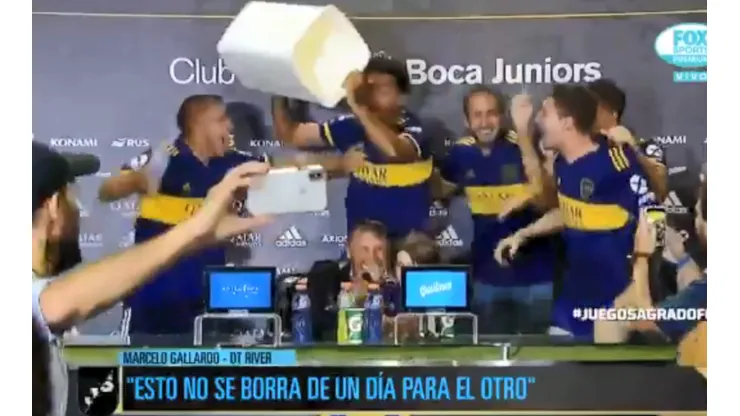 Russo estaba en conferencia ¡hasta que los jugadores de Boca lo bañaron!