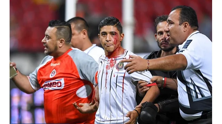 El clásico de Jalisco terminó terminó manchado con violencia.