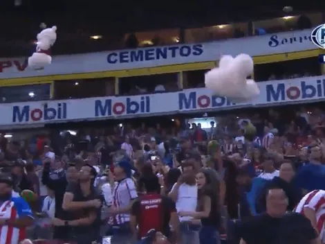 Llovieron peluches luego del gol de José Juan Macías