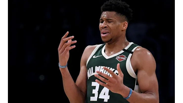 Antetokounmpo preocupa todos con su rodilla