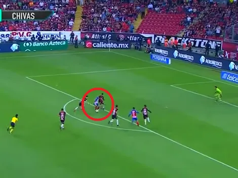 Macías anota el segundo gol para Chivas en dos minutos fatales para Atlas