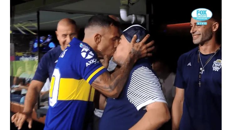 Tevez fue a saludar a Maradona ¡y le partió la boca!