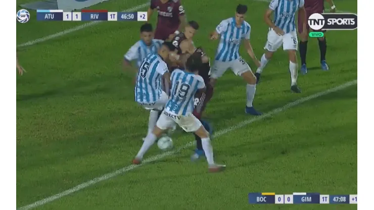 Foto del codazo de Javier Pinola.