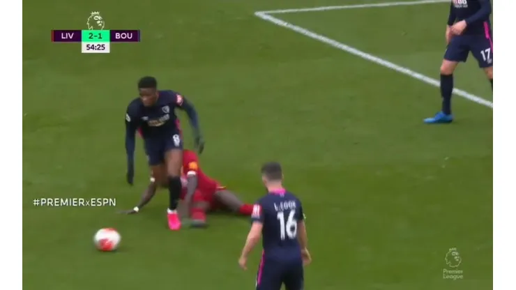 Así fue la dura entrada que le cometió Sadio Mané a Jéfferson Lerma en la Premier League.