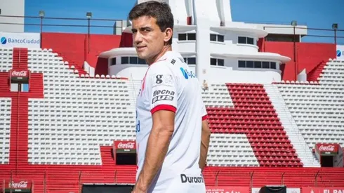 La nueva camiseta titular de Huracán.