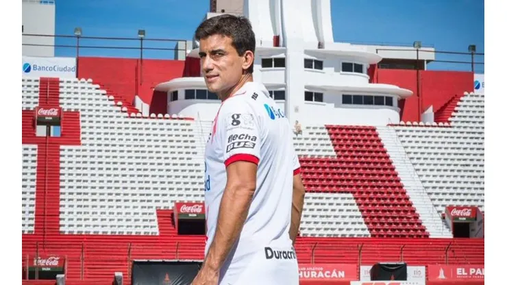 La nueva camiseta titular de Huracán.