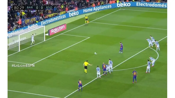 Lionel Messi cruzó el remate.
