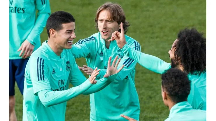 James Rodríguez con Luka Modric y Marcelo en un entrenamiento del Real Madrid.