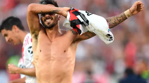 Los 3 jugadores que "le están comiendo la cabeza a Scocco" para que se quede