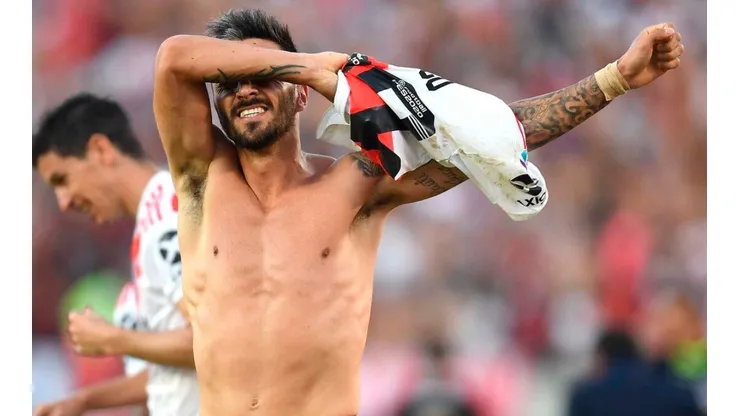 Los 3 jugadores que "le están comiendo la cabeza a Scocco" para que se quede