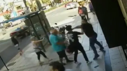 Video: se estaba peleando con un señor mayor, pero terminó en el suelo por una piña diabólica