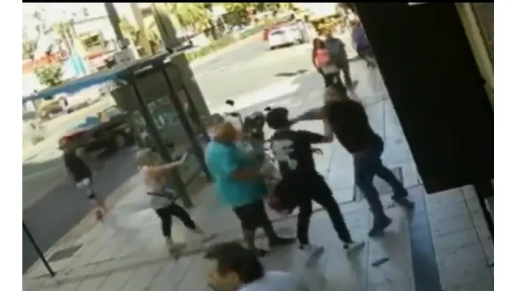 Video: se estaba peleando con un señor mayor, pero terminó en el suelo por una piña diabólica