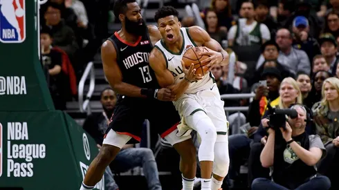 James Harden se molestó y le volvió a pegar a Giannis Antetokounmpo