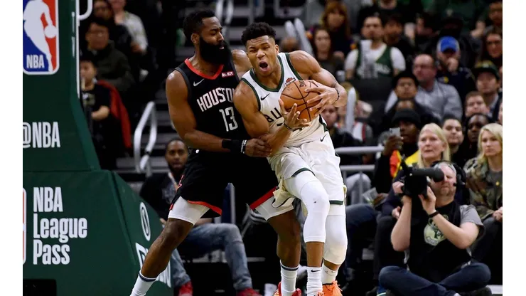 James Harden se molestó y le volvió a pegar a Giannis Antetokounmpo