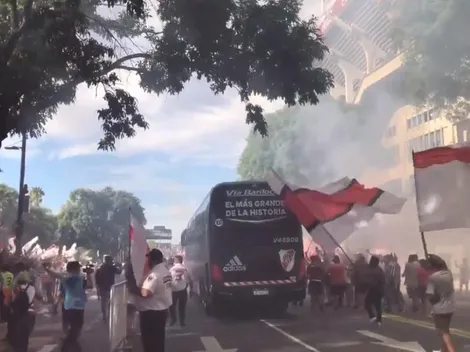 Fiesta total: los hinchas de River despidieron al plantel, que partió hacia Tucumán