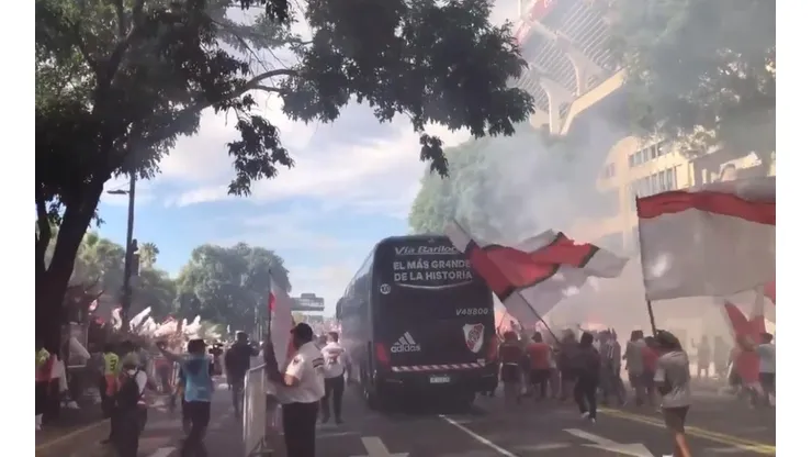 Todo el colorido de los hinchas de River.