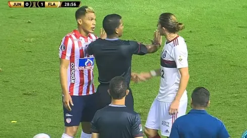 El cruce que tuvieron Teo Gutiérrez y Filipe Luis tras una dura entrada del barranquillero.