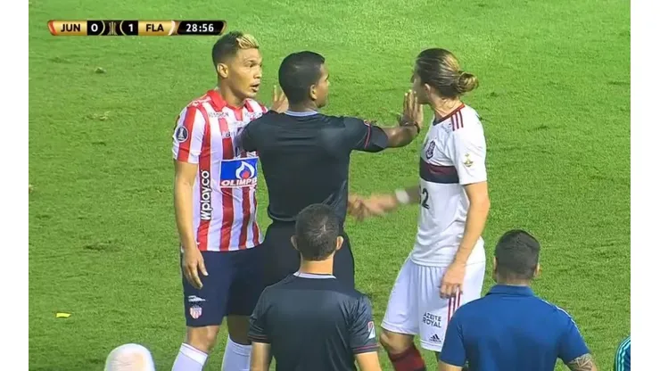 El cruce que tuvieron Teo Gutiérrez y Filipe Luis tras una dura entrada del barranquillero.