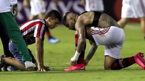 Foto de Gabigol con un niño de Junior.