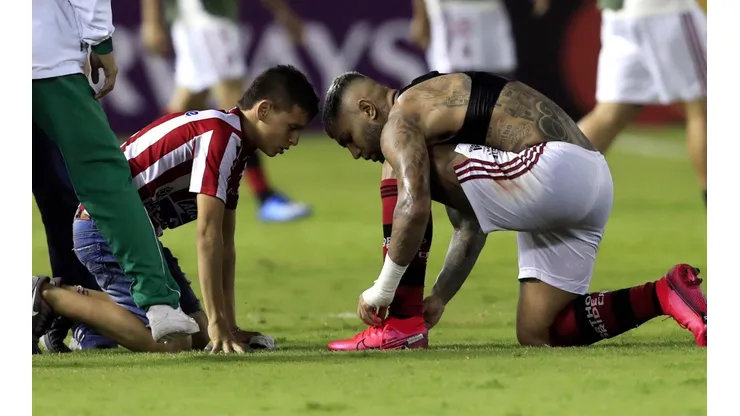 Foto de Gabigol con un niño de Junior.