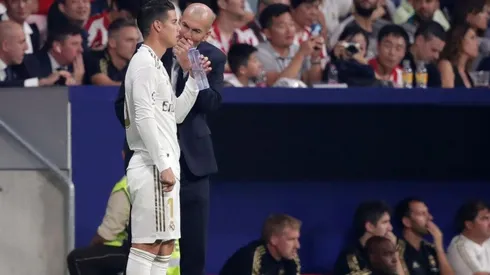 James Rodríguez y Zinedine Zidane en un juego del Real Madrid.