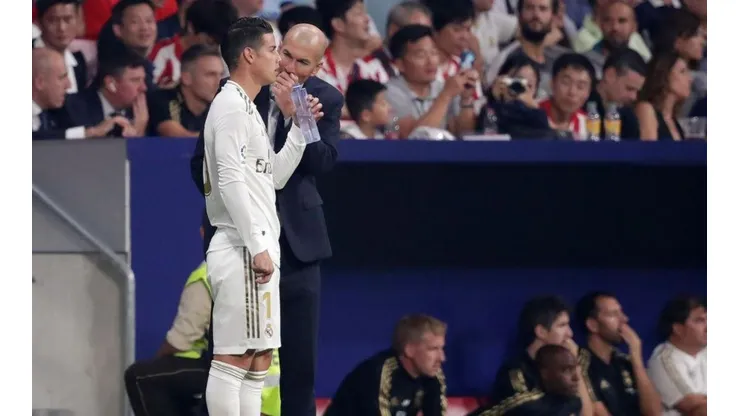 James Rodríguez y Zinedine Zidane en un juego del Real Madrid.