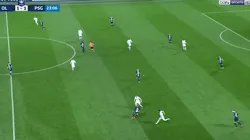 Neymar tiró magia contra dos y lo bajaron para que la humillación no sea peor