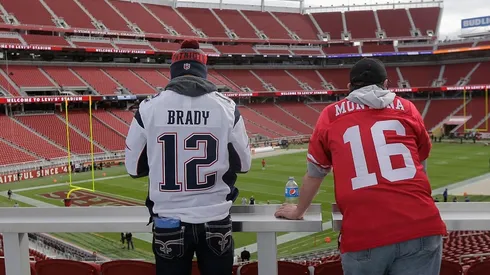 Tom Brady se acerca a los San Francisco 49ers.