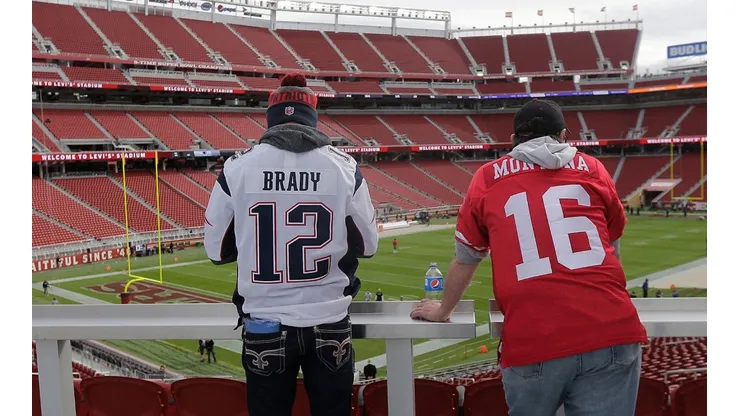 Tom Brady se acerca a los San Francisco 49ers.