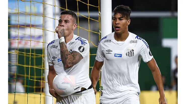 Jobson Souza festeja el gol del empate parcial.