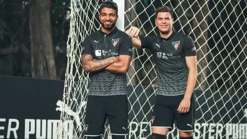 Los jugadores de Liga de Quito posando con la nueva camiseta.