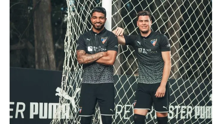 Los jugadores de Liga de Quito posando con la nueva camiseta.