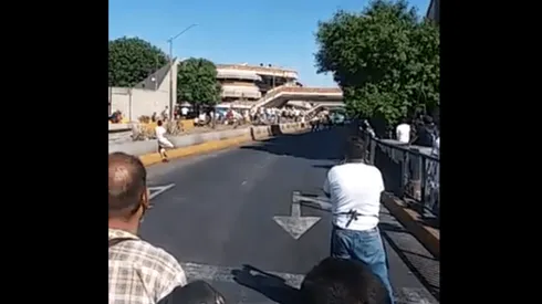 Choque entre barristas de Chivas y Atlas