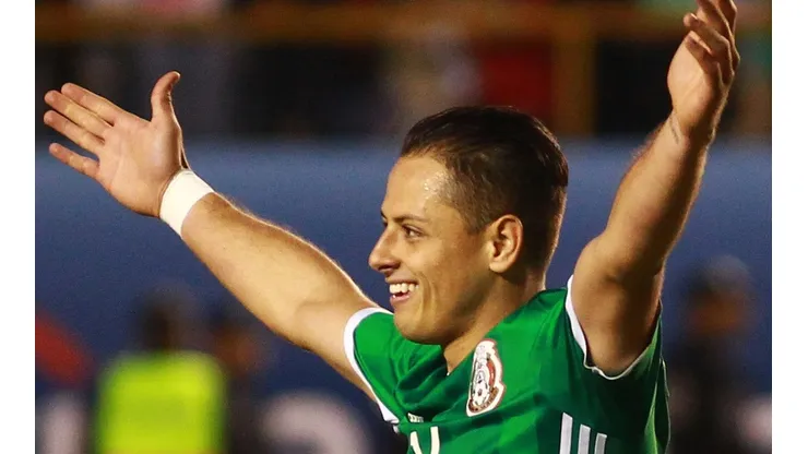La afición azteca salió en defensa de Chicharito
