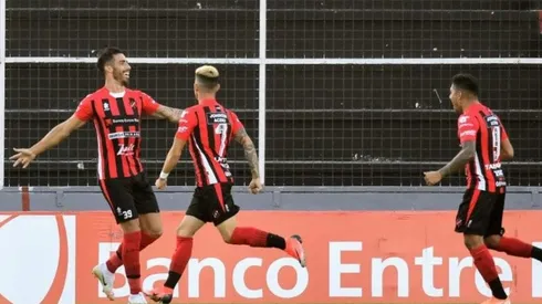 Gabriel Ávalos festeja el primer tanto del partido.