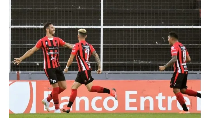 Gabriel Ávalos festeja el primer tanto del partido.