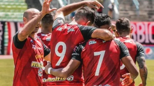 Alexis Blanco festejando con sus compañeros.