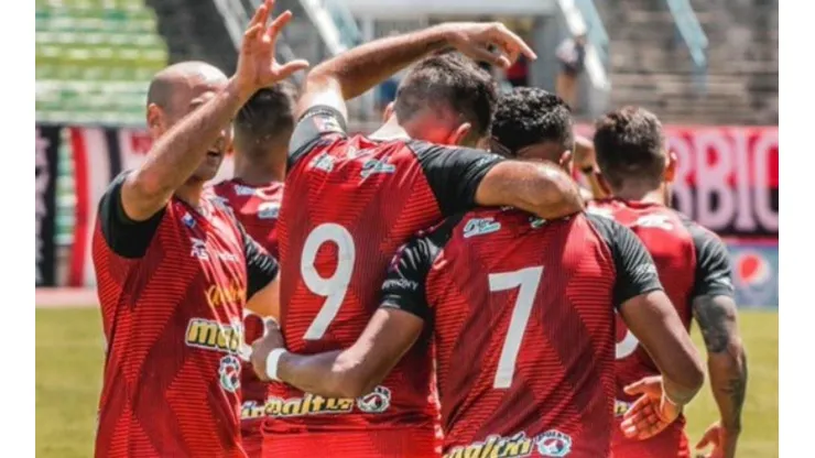 Alexis Blanco festejando con sus compañeros.