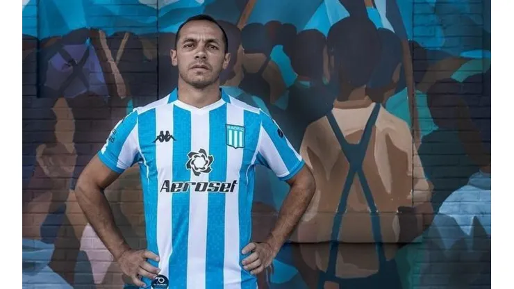 Chelo Díaz presentó la nueva camiseta de Racing con una cargada para los de Independiente