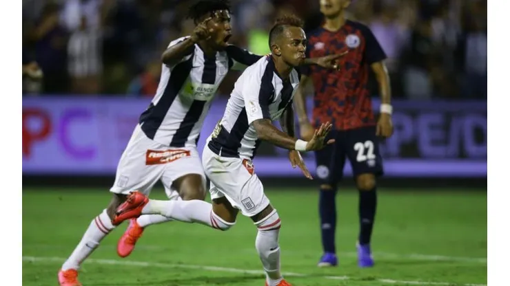 Arroé anotó el gol de la jornada con una espectacular chalaca.
