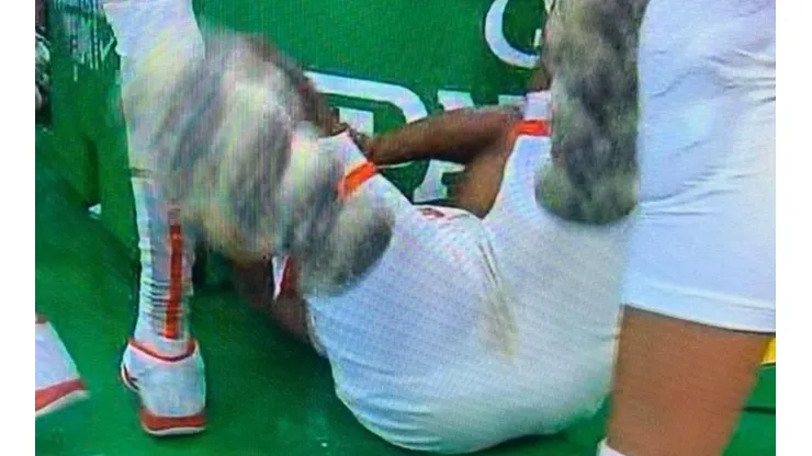 ¿Qué pasó? la mancha misteriosa en el trasero de James Harden en pleno partido