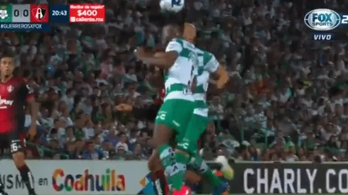 Torres cabeceó a Dória y ambos quedaron ensangrentados