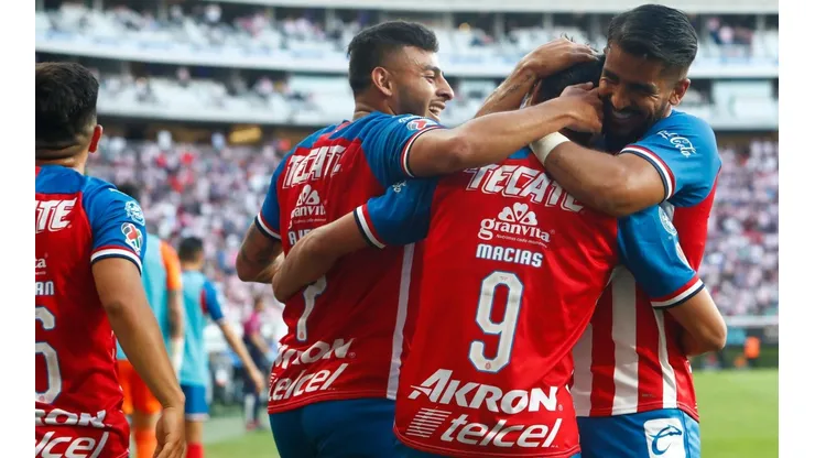 Chivas ganó un duelo clave ante León y se metió en zona de Liguilla