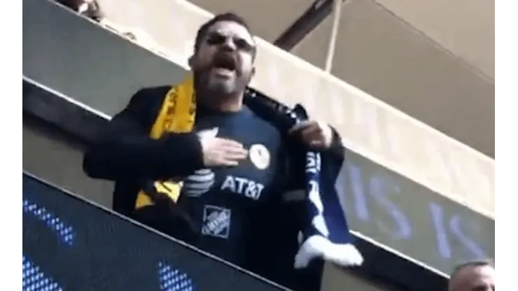 Aficionado del América asiste a ver al Wolves de Jiménez