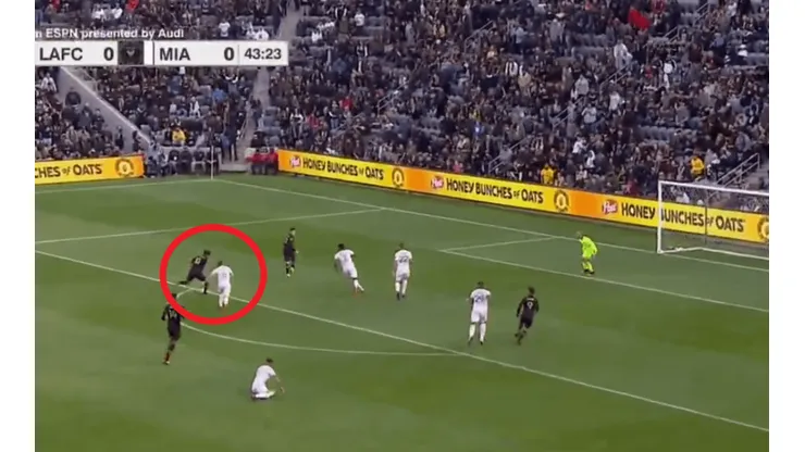 Vela vio adelantado a Robles y marcó un golazo de vaselina
