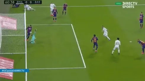 Real Madrid ya estaba festejando, pero Piqué sacó la pelota en la línea