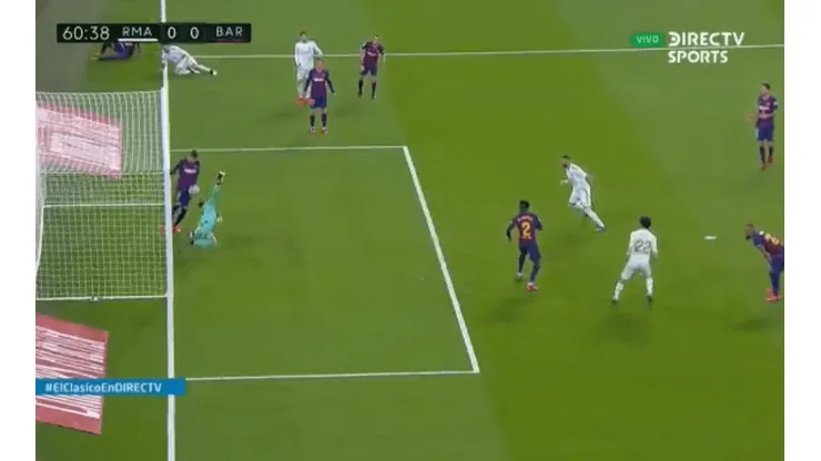 Real Madrid ya estaba festejando, pero Piqué sacó la pelota en la línea